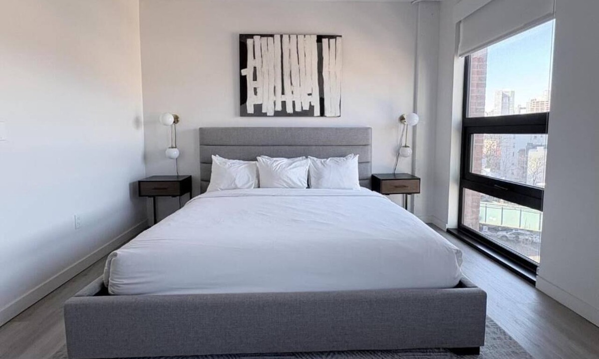 Hunters Point Apartment | Spacious Studio Perfect for Extended Stays + Queen Bed + Kitchen