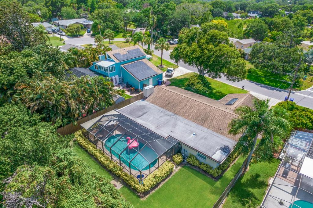 Largo House | Spacious & Sunny Family Gem - Heated Pool, Firepit and Game Room