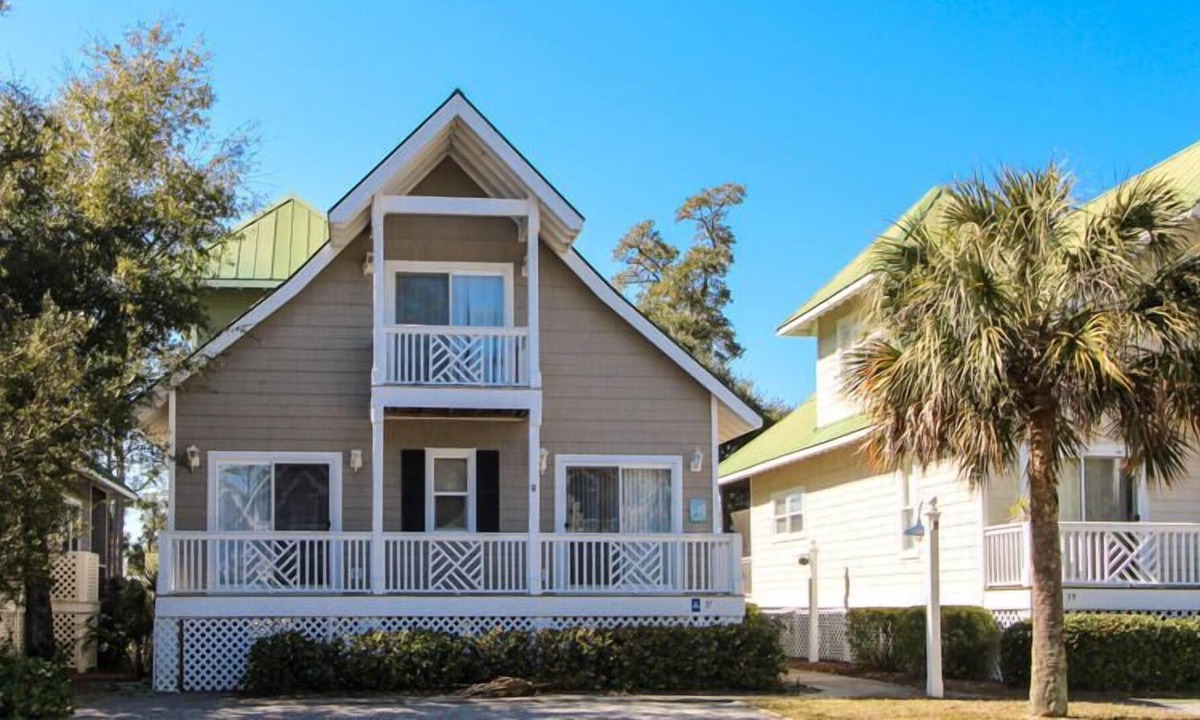 Saint Helena Island Cottage | Spacious Two-Story Golf Cottage w/ Grill & WiFi - Steps from Marina & Boathouse