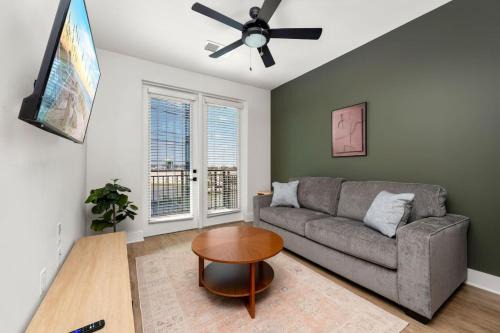 Oakford Park Apartment | Spectacular 1-Bedroom | Walk to Raymond James!