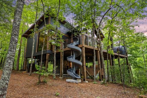 Hidden Lake House | Spectacular Cabin with Incredible Living Areas Cherry Log, Georgia