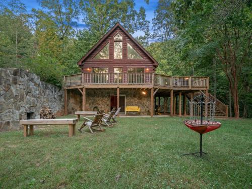 Marion House | Spectacular Log Cabin Home 45 minutes to Asheville