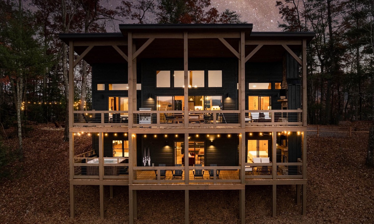 Epworth House | Spectacular Views - Golden Tee - Shuffle Board - Hot Tub - 4 King Rooms