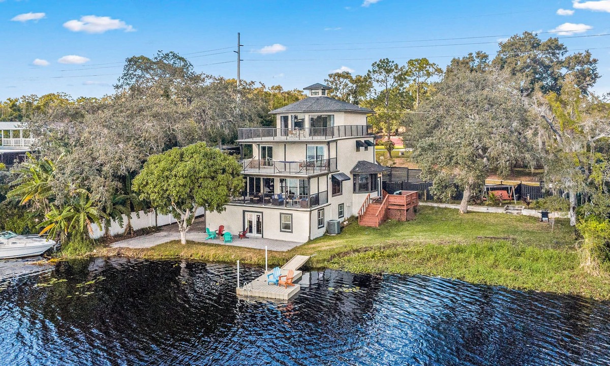 Temple Crest House | Sprawling river view estate with game room, dock, kayaks, grill, & fishing gear