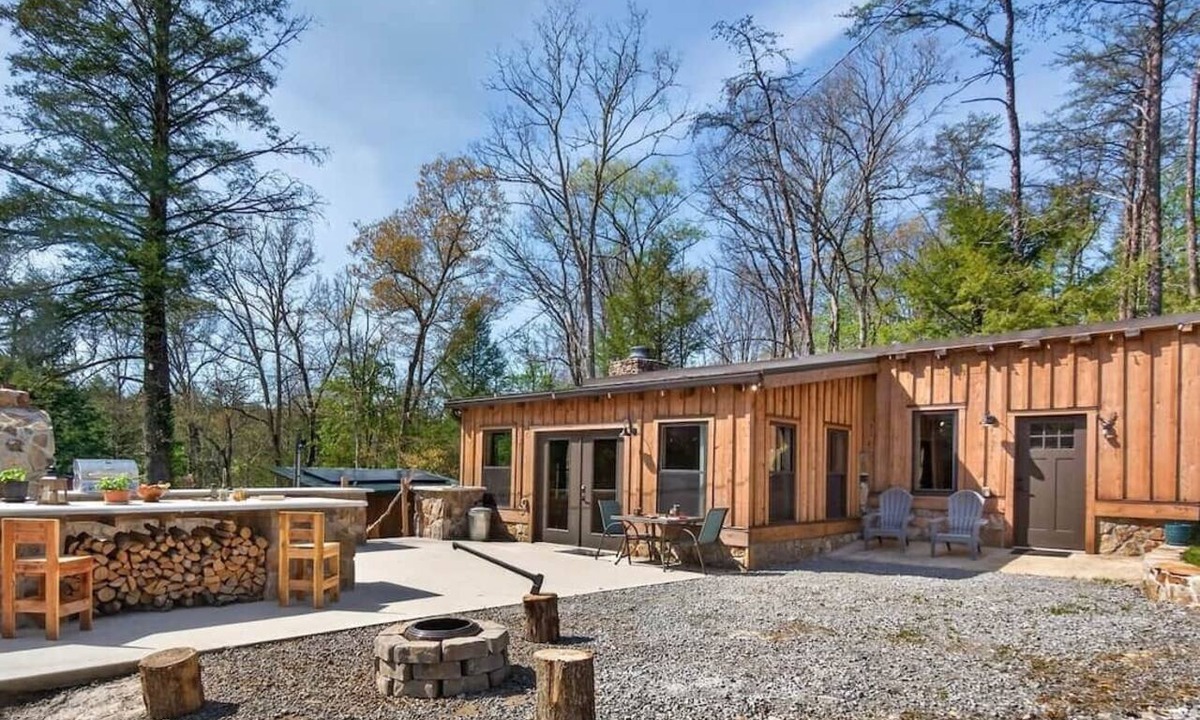 Crossville House | Stagecoach Saloon Riverside cabin with stone pizza oven