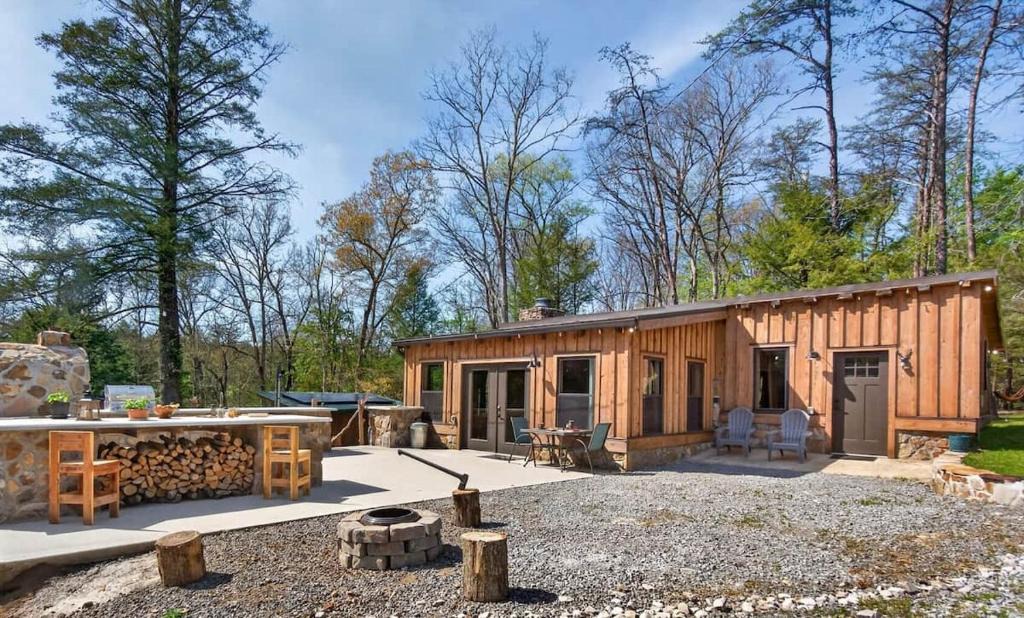 Crossville House | Stagecoach Saloon Riverside cabin with stone pizza oven