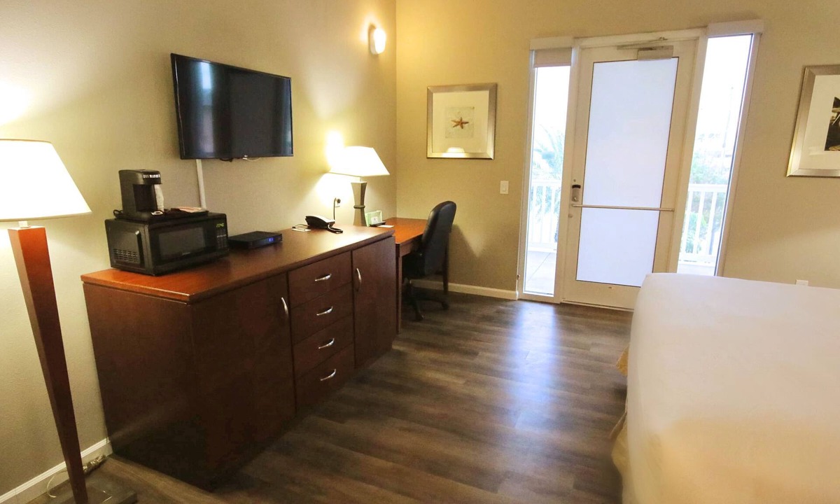 Madeira Beach Hotel | Standard Double Queen Queen