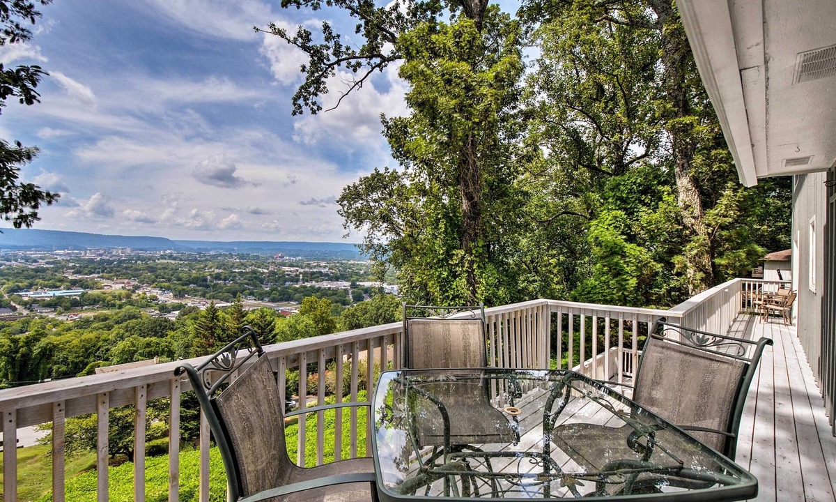 Missionary Ridge House | Stay Above it All! Modern Home on Missionary Ridge