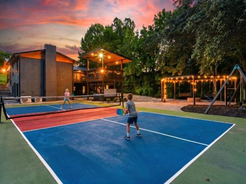 Sevierville House | Stay And Play 18 Guest Family Fun - Pickleball Court