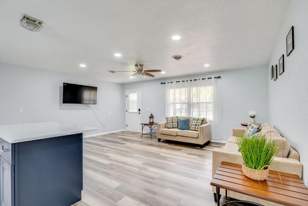 Belleview House | Stay and Play in Belleview Welcoming Home with Yard