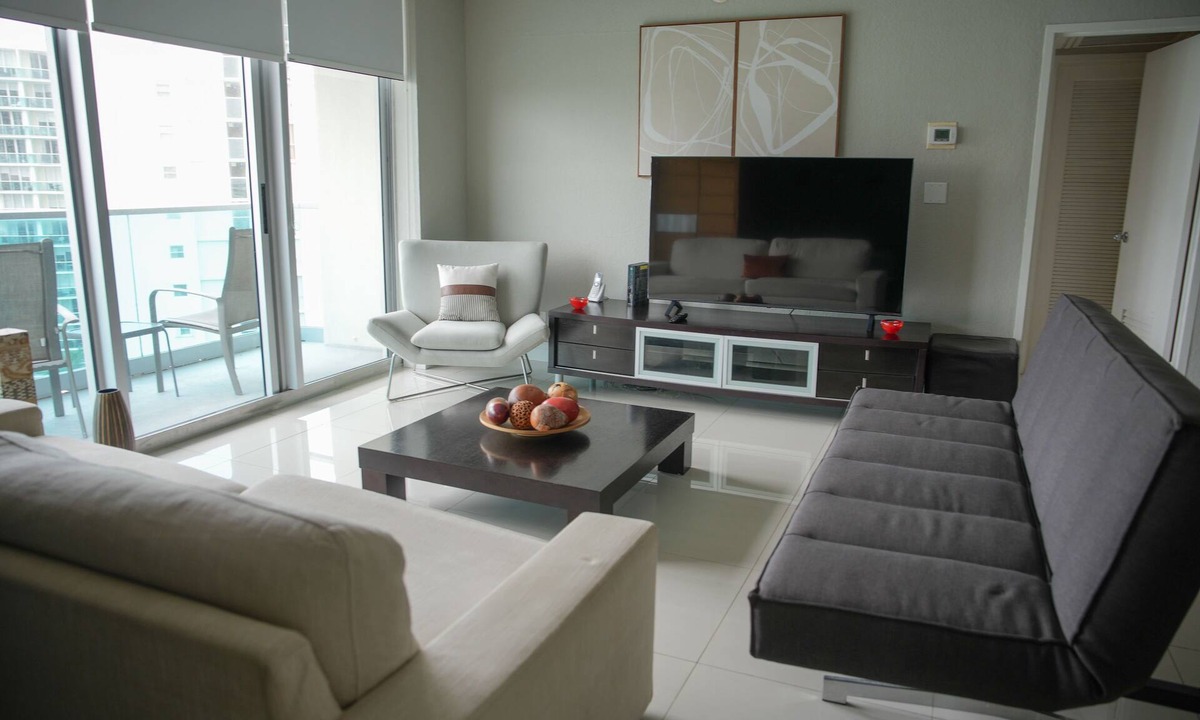 Hollywood South Central Beach Condo | Stay seaside in our Hollywood Beach Condo: The Sian Residences!