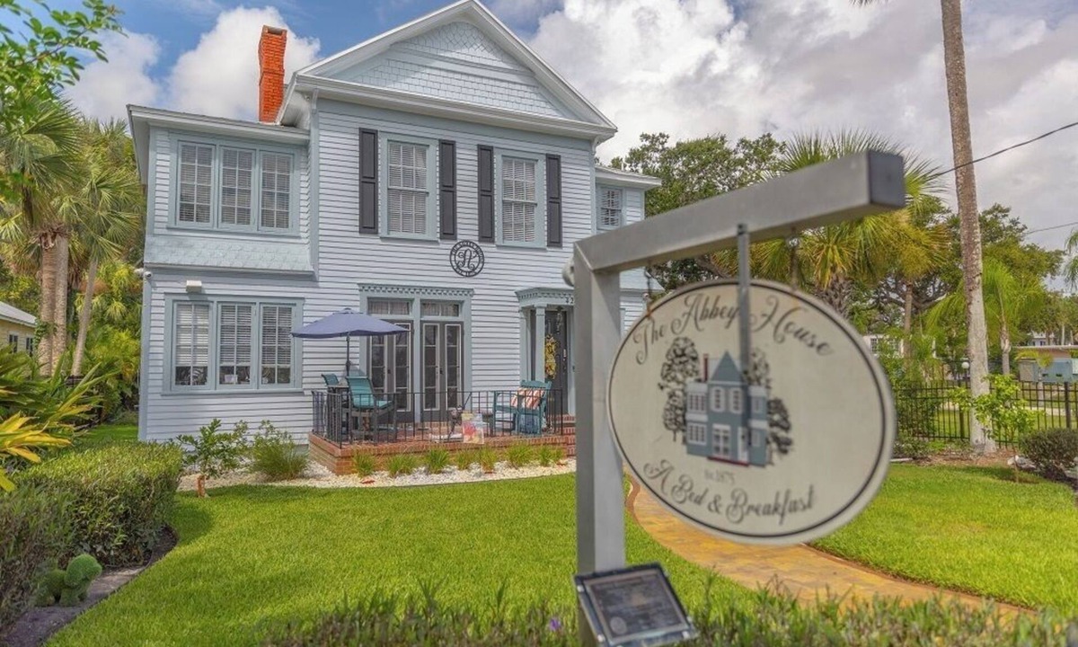 Hodgmans Daytona Bed & Breakfast | "Stay Where History Meets Hospitality – B&B in Heart of Historic Daytona"