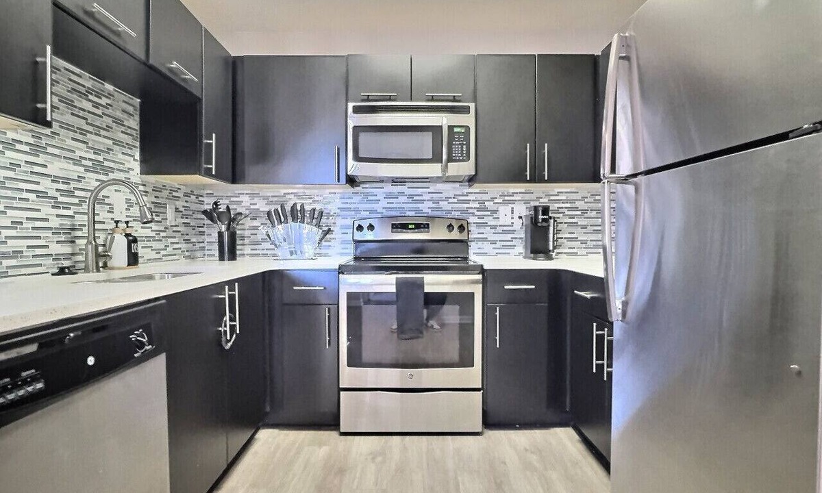 Ridgedale Park Apartment | Stellar suite w/Gym, Pool & Netflix, sleeps 4!