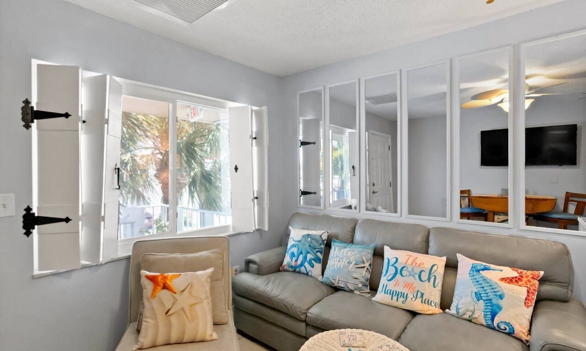 Madeira Beach Condo | Steps to Beach Access | Updated Condo | Pool | Sleeps 4