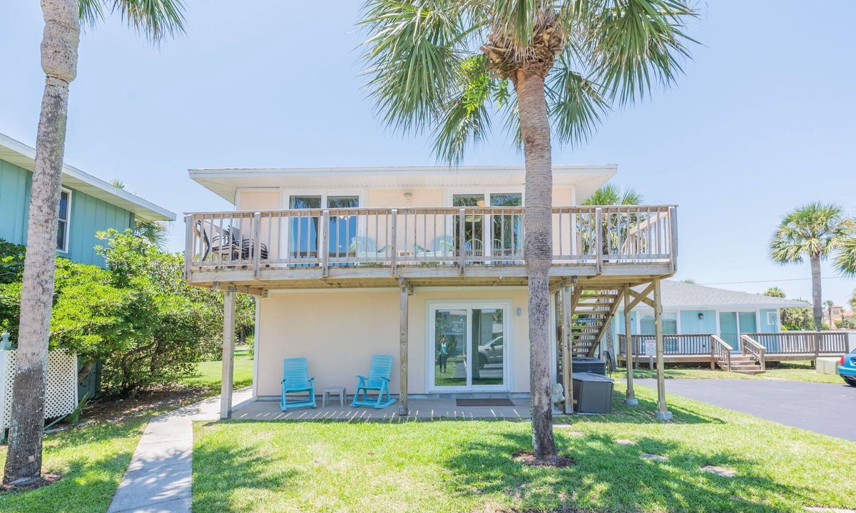 Surfcrest Village House | Steps to beach & restuarants and Pet Friendly!