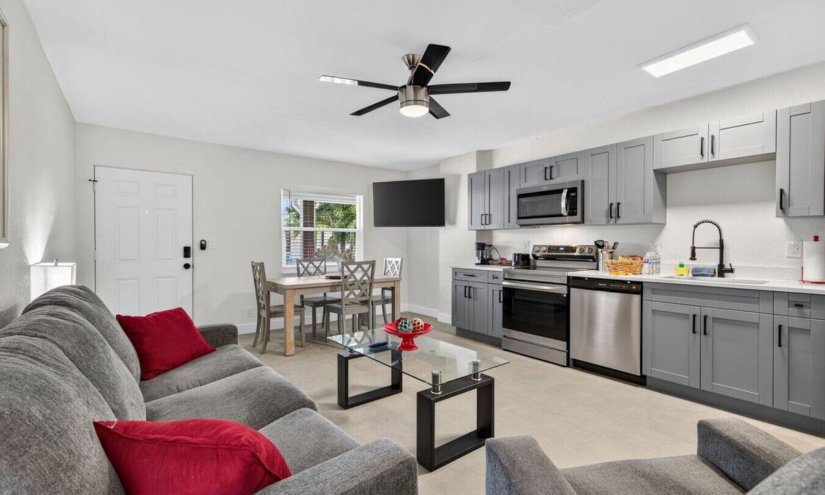 Madeira Beach Condo | 🌅 Steps to Madeira Beach Modern 1BR w/Courtyard & Grill🌴