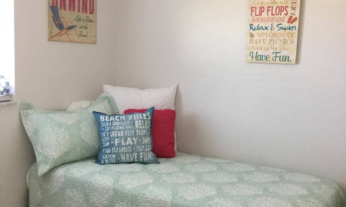 Englewood House | STEPS TO BEACH & STEPS TO BAY & WATCH DOLPHINS! 3 MIN WALK TO RESTAURANTS