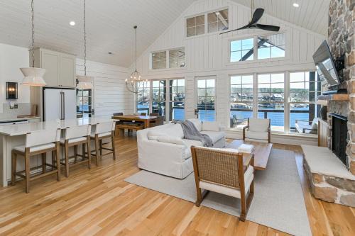 Crane Hill House | Stone Shore Luxury Lake Retreat