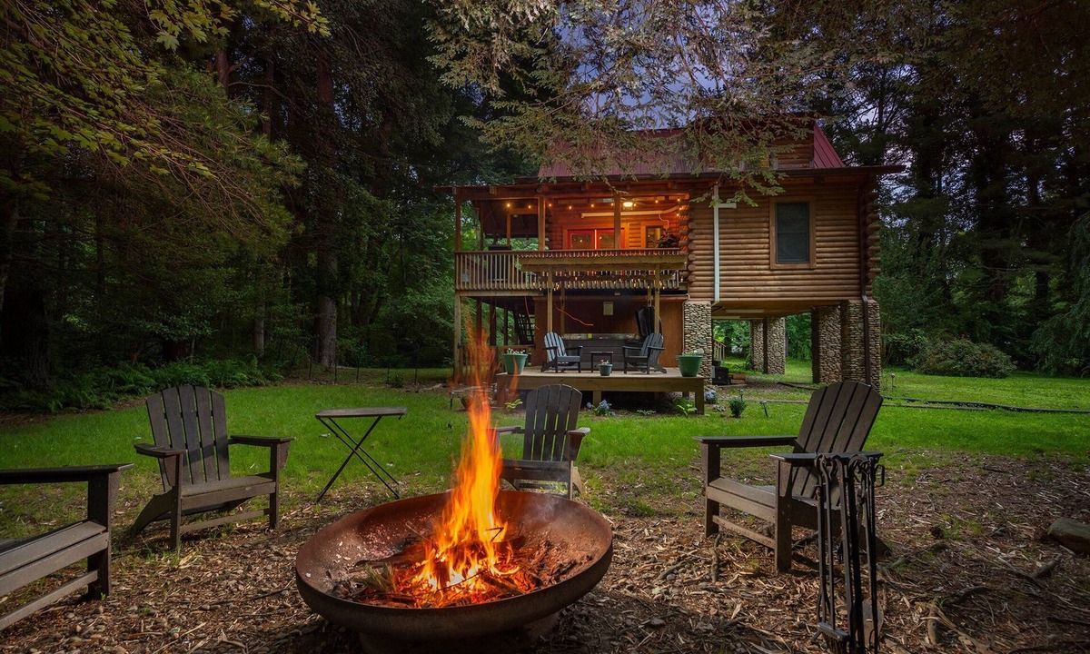 Black Mountain Cabin | Stoney Creek Cabin | Creekside Cabin with Fire Pit & Hot Tub!
