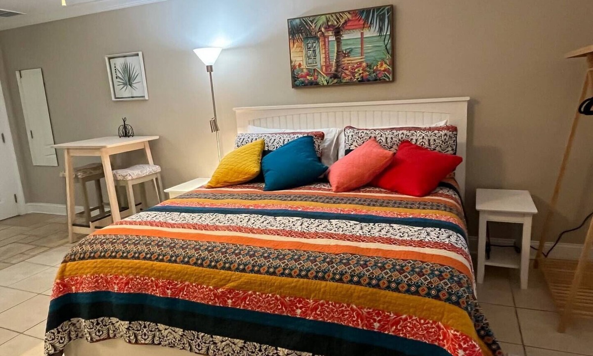 Jacksonville Beach Apartment | Studio 1.5 blocks to Beach!