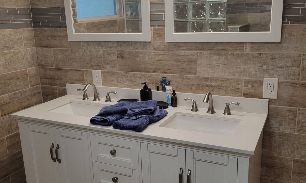 Bayshore Gardens Apartment | Studio close to airport, mall, beach, museum and much more