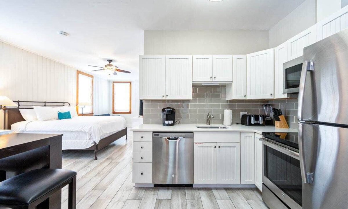 Historic Seaport Apartment | Studio Near Downtown - The Bartlum