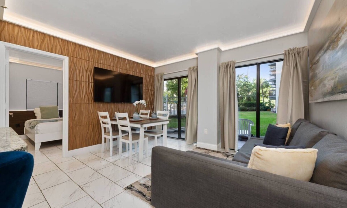Southwest Orlando Villa | Studio Near Universal | Lake View | Pool & Gym