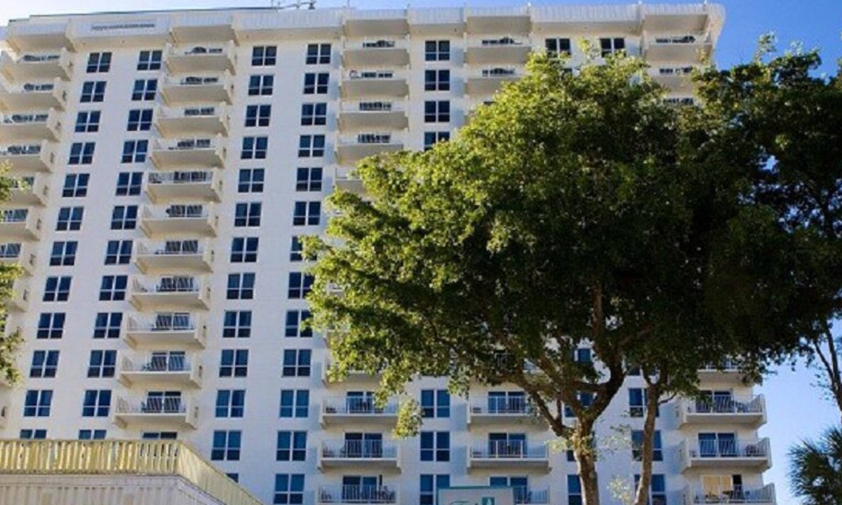 East Fort Lauderdale Apartment | Studio Unit 1406C - 2 blocks off beach with Direct Waterway Views.