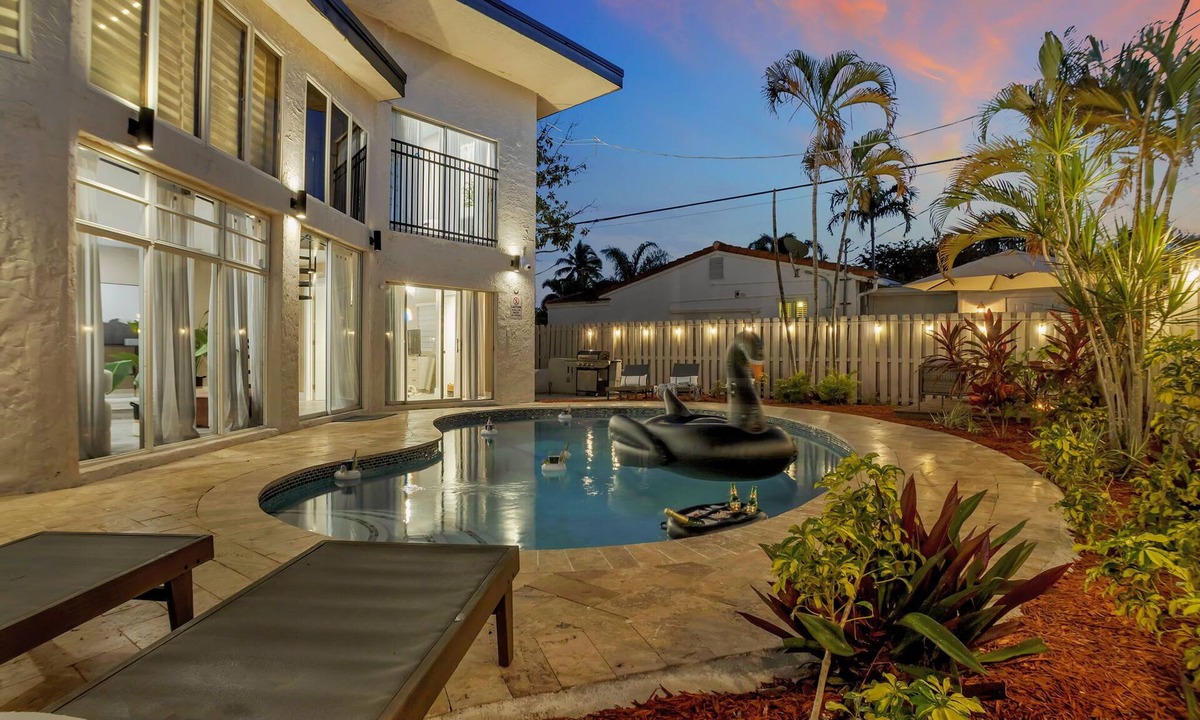 Wilton Manors House | Stunning 2 Story Villa with Pool