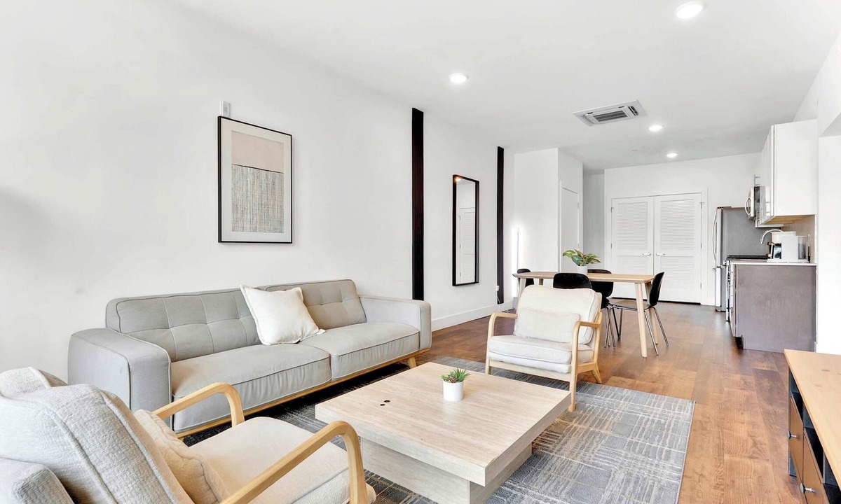 Olde Kensington Apartment | Stunning 2BR Sleeps 6 | near Rocky Steps Philly
