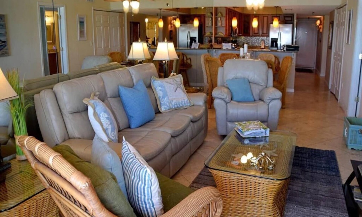 Madeira Beach Condo | Stunning 3 bed/2 bath beachfront condo in Madeira Beach, FL
