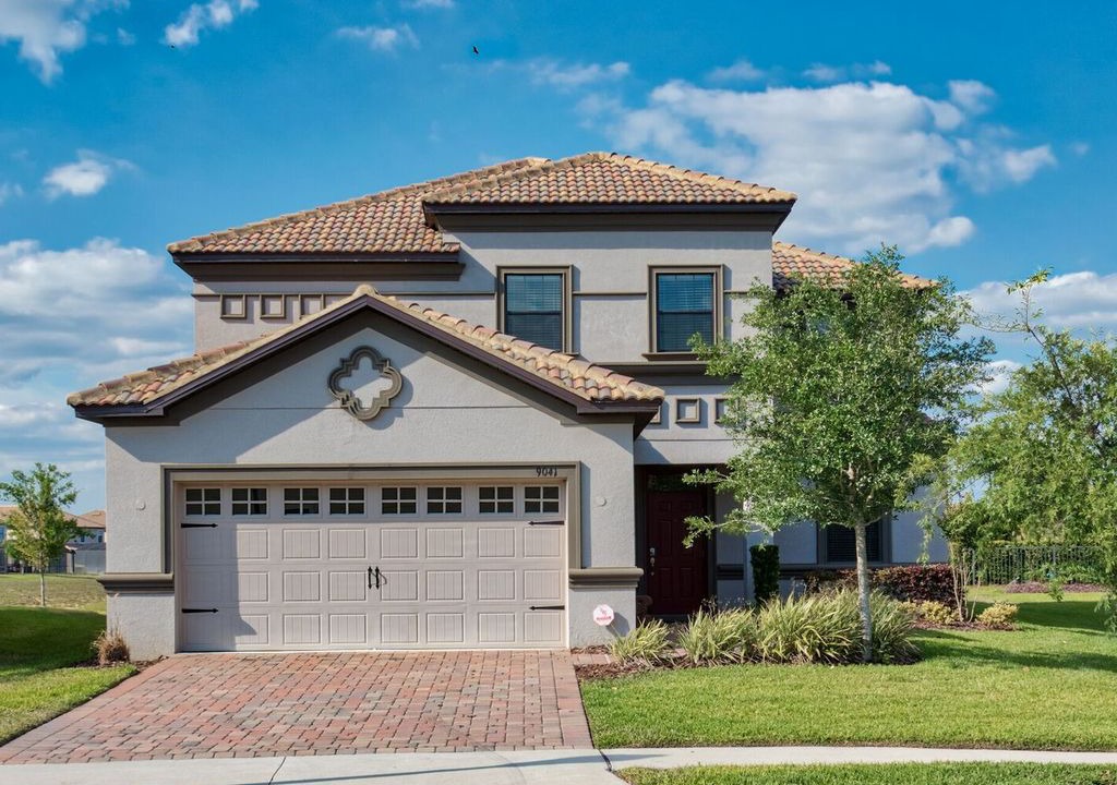 Davenport House | Stunning 5 Br Home with Free Water Park Access. 9041