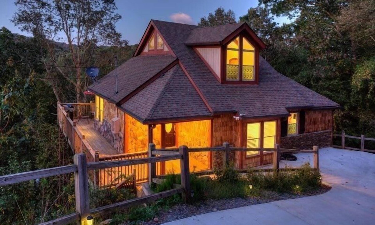 Ellijay Ski Chalet | STUNNING CHALET - MOUNTAINS AND LAKE VIEWS!