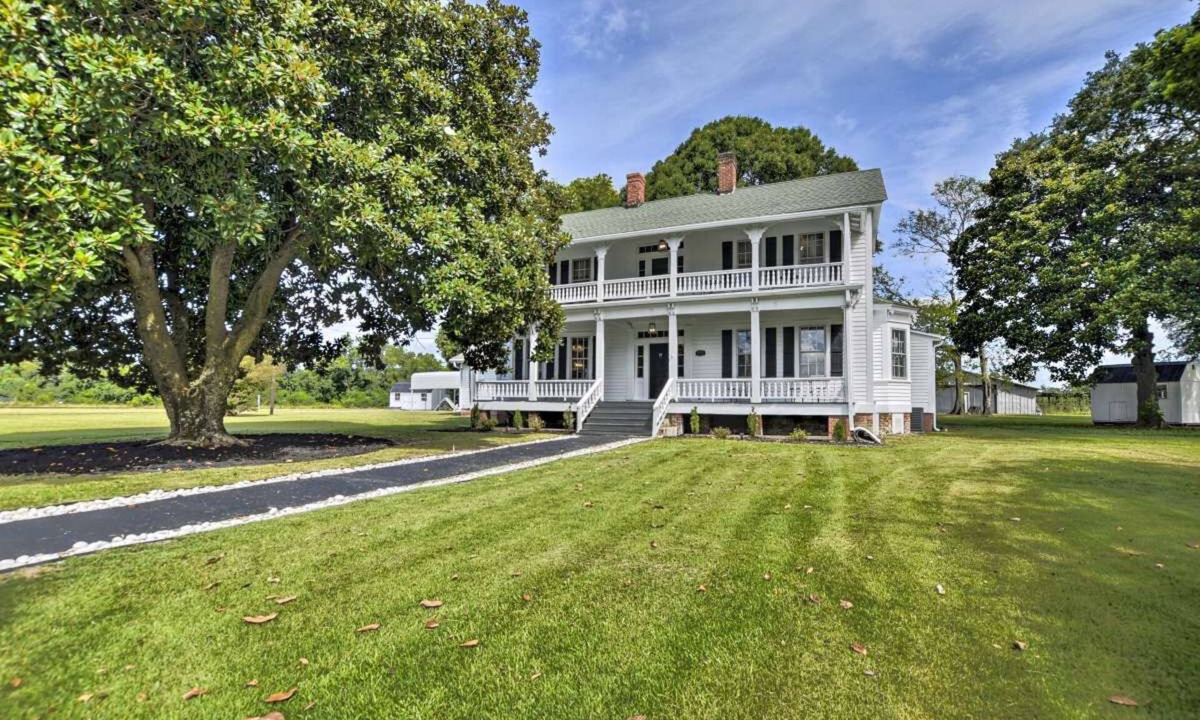 Sellers House | Stunning historic home w/large rooms. Close to attractions. Kid & pet friendly!