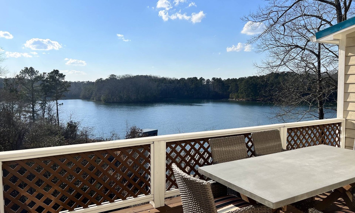 Flowery Branch Ski Chalet | Stunning Lake Chalet close to Margaritaville & Aqualand