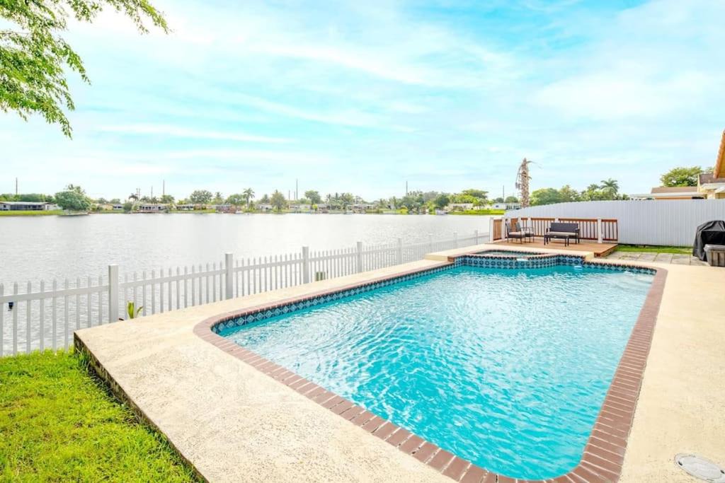Pembroke Pines Villa | Stunning Lake-Front Villa with Pool & Spa