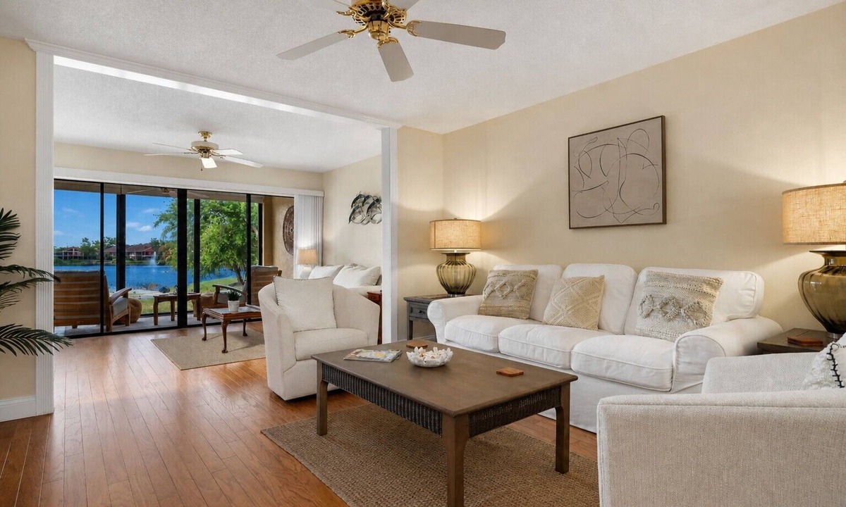 Gulf Gate Estates Condo | Stunning lakefront condo near Siesta Key beach