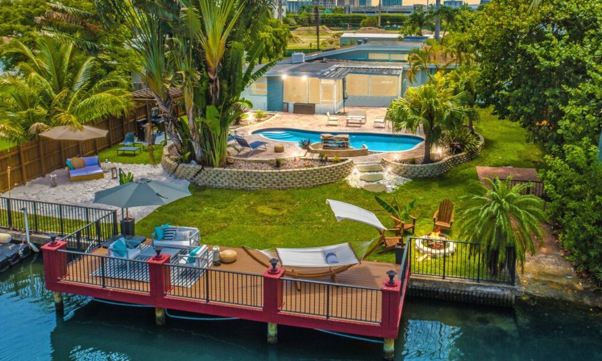 Ojus House | Stunning Lakefront Miami Pool House -Aventura Mall