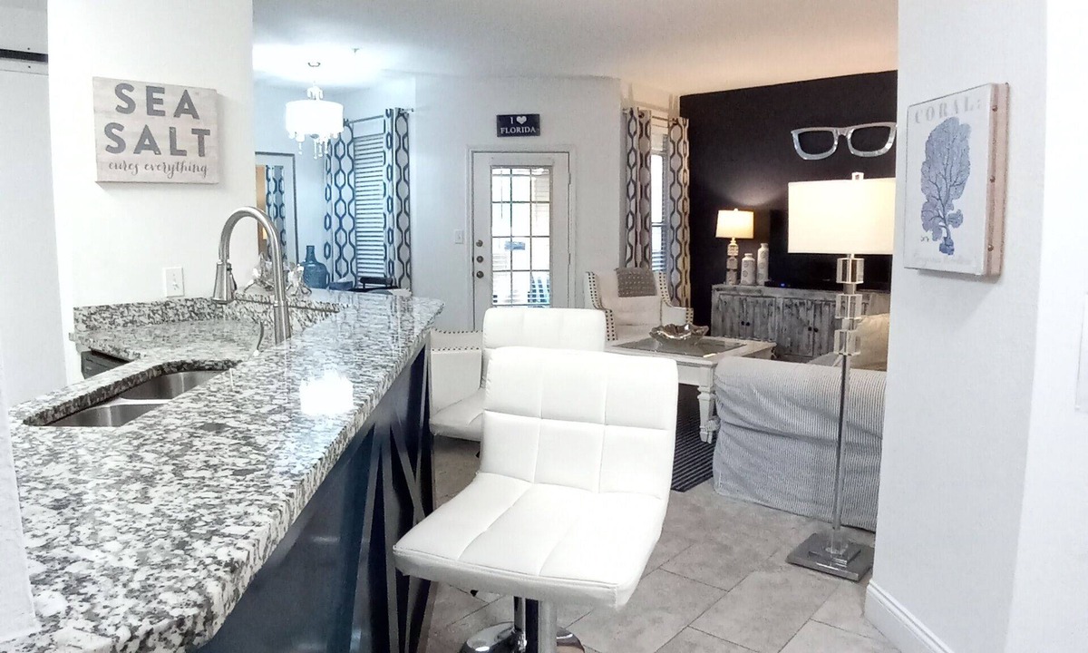 Clearwater Condo | Stunning Luxury "SEA SALT CONDO" mins to Clearwater Beach w/Salt Wtr Pool, Gym