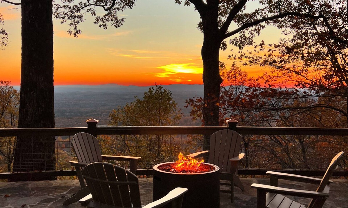 Tate Cabin | Stunning Mountain Views Sleeps 20 Dog-Friendly Game Room & Fire Pits