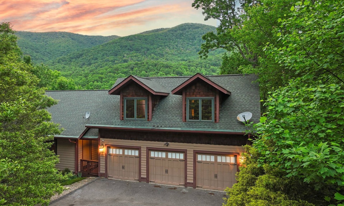Laurel Ridge House | Stunning Mtn Views~ HotTub~Movie Theater~Game Room