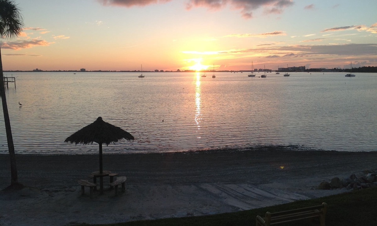Bayview Condo | Stunning remodelled (Late 2025) 1 Bed Ocean/Beachfront Condo with GREAT Reviews.