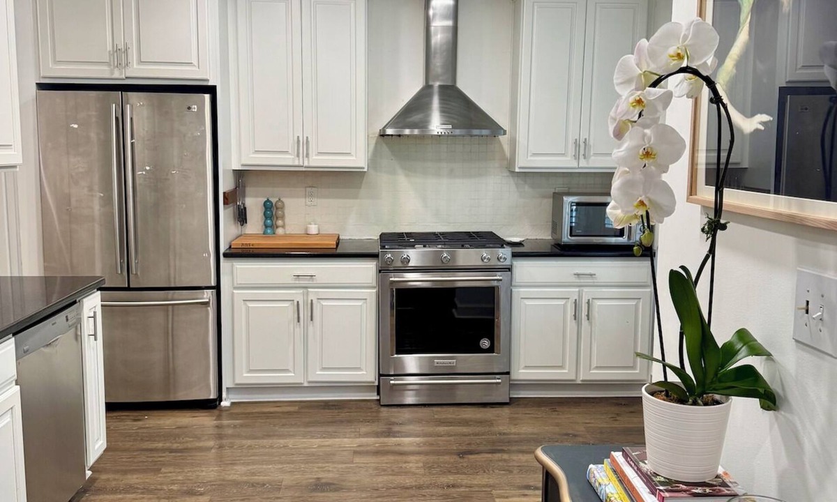 East Side House | Stylish 2-Suite Home in Virginia Highland - Perfect for Work Travel