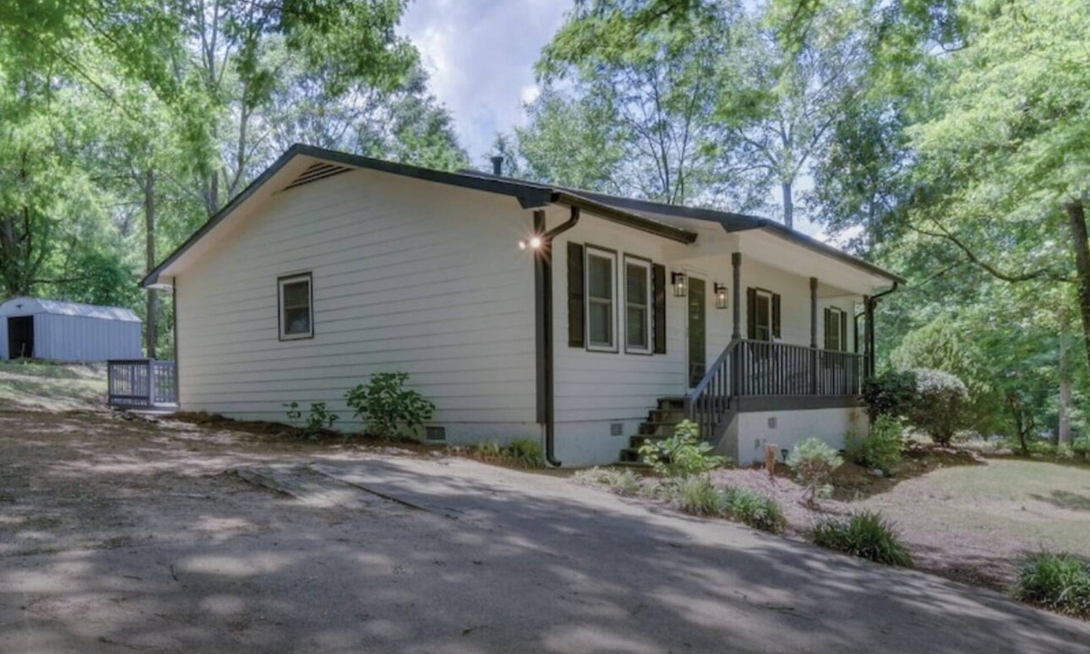 Athens House | Stylish Athens Getaway Family & Pet Friendly