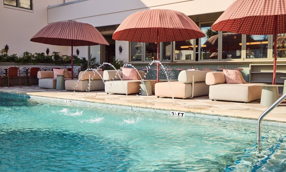 Charleston Historic District Hotel | Stylish Charleston Suite | King Bed + Views