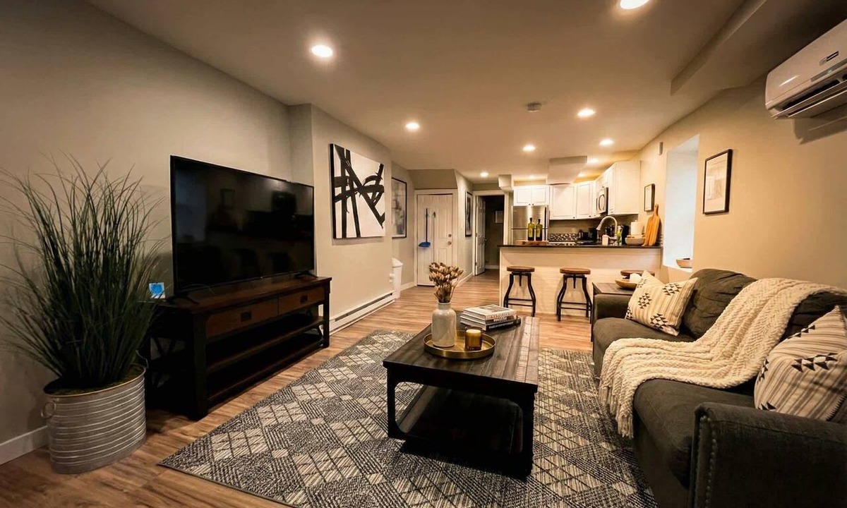 Wilmington Apartment | Stylish Cool Springs Apt, King Bed