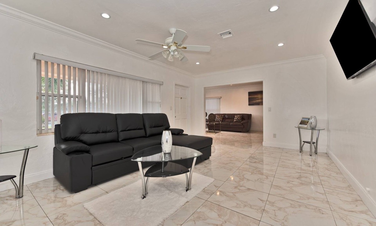 North Miami Beach House | Stylish family home 10min from beach :free parking