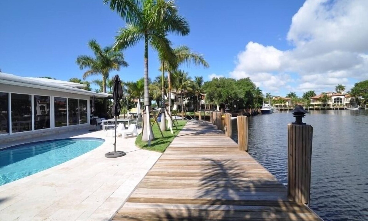 Idlewyld House | Stylish House 280 ft on the Canal with a heated pool - Villa Solara. Sleeps10-12