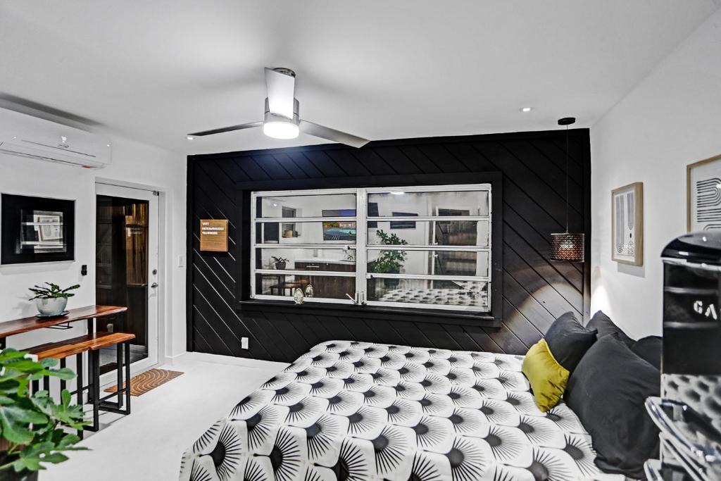 Coral Ridge Isles House | Stylish Luxury Tropical Junior Suite