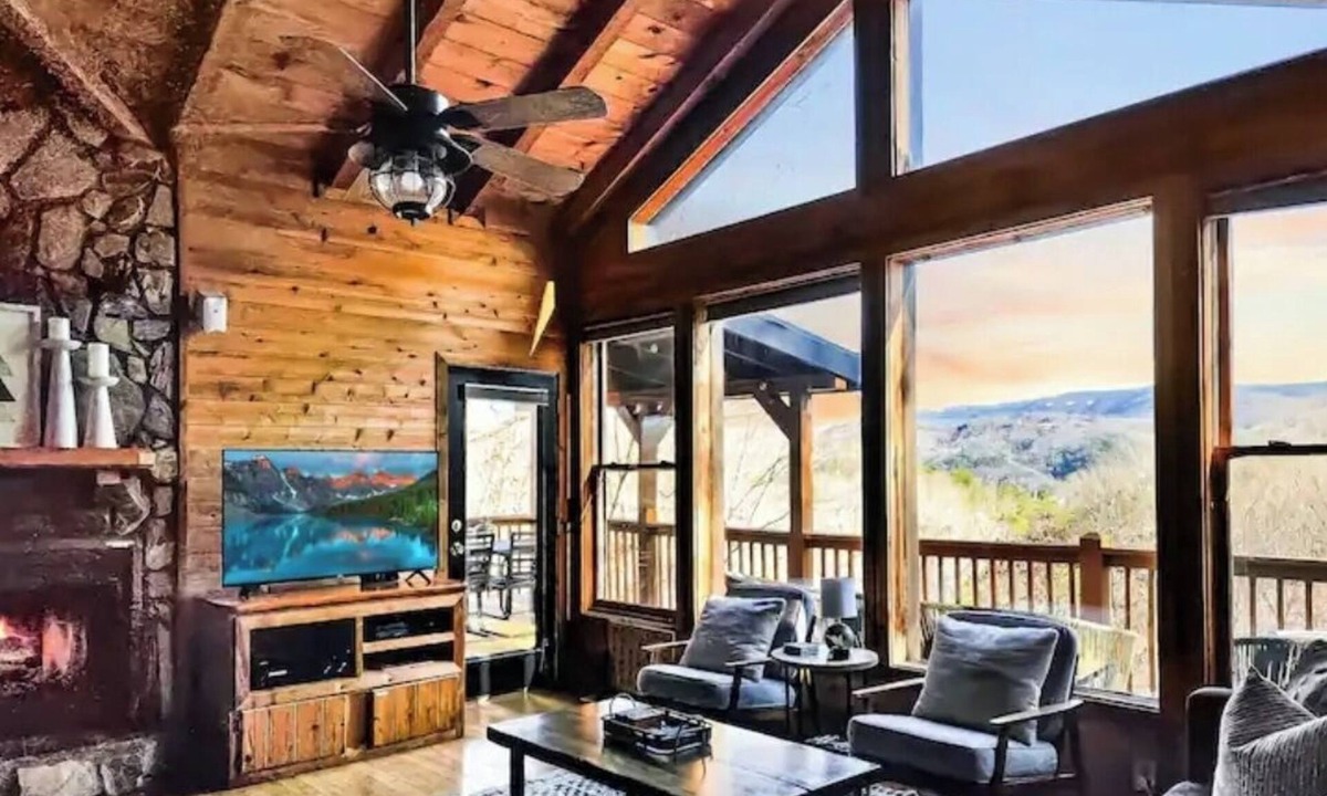 Foxfire Estates Cabin | Stylish Mountain Escape - Hot Tub - Fire Pit - Games